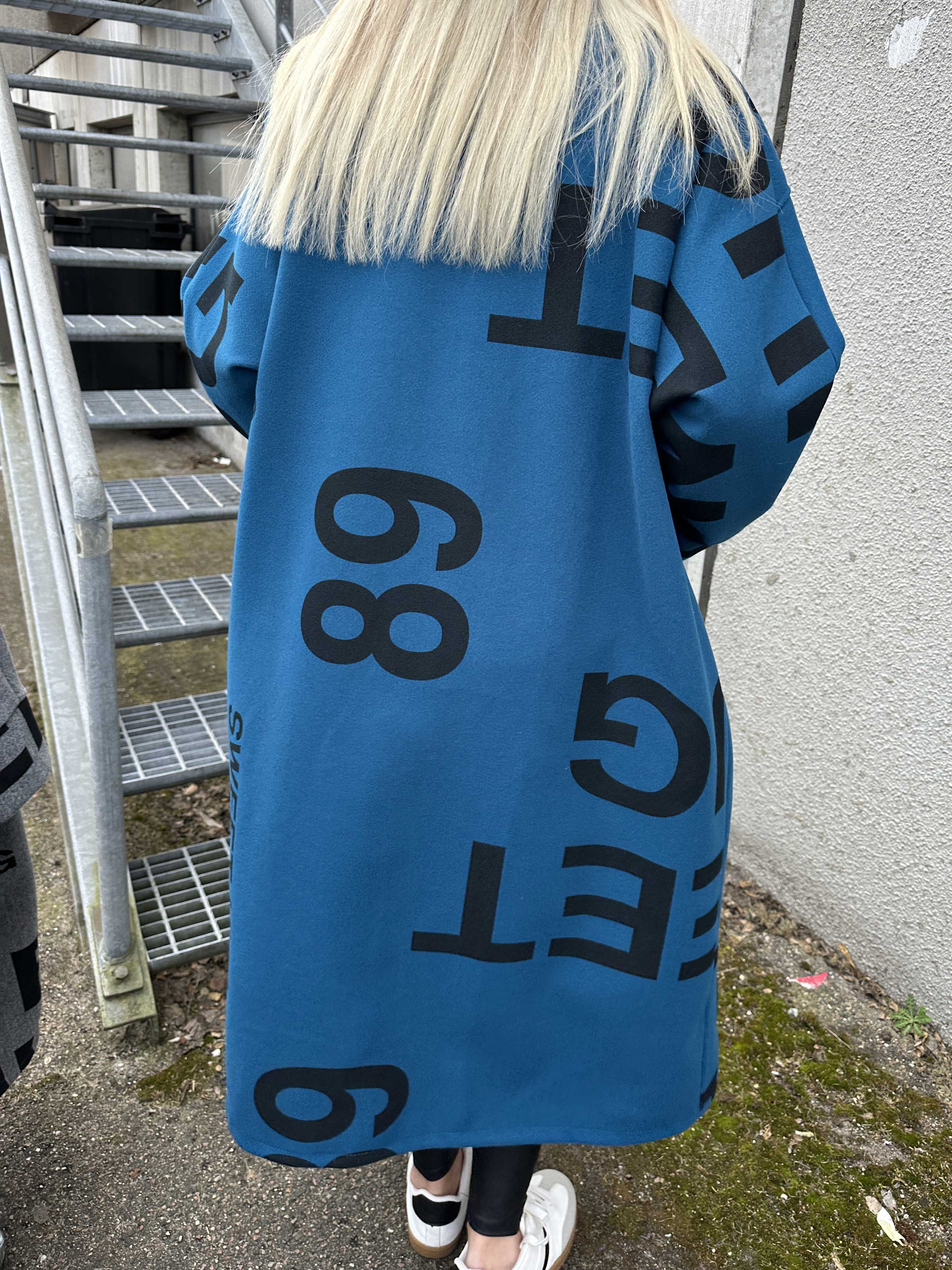 Annah Graphic - Oversized kappa med tydliga sömmar och text